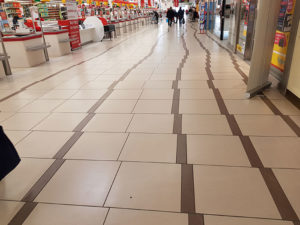 Imagen de un suelo con los azulejos mal alineados