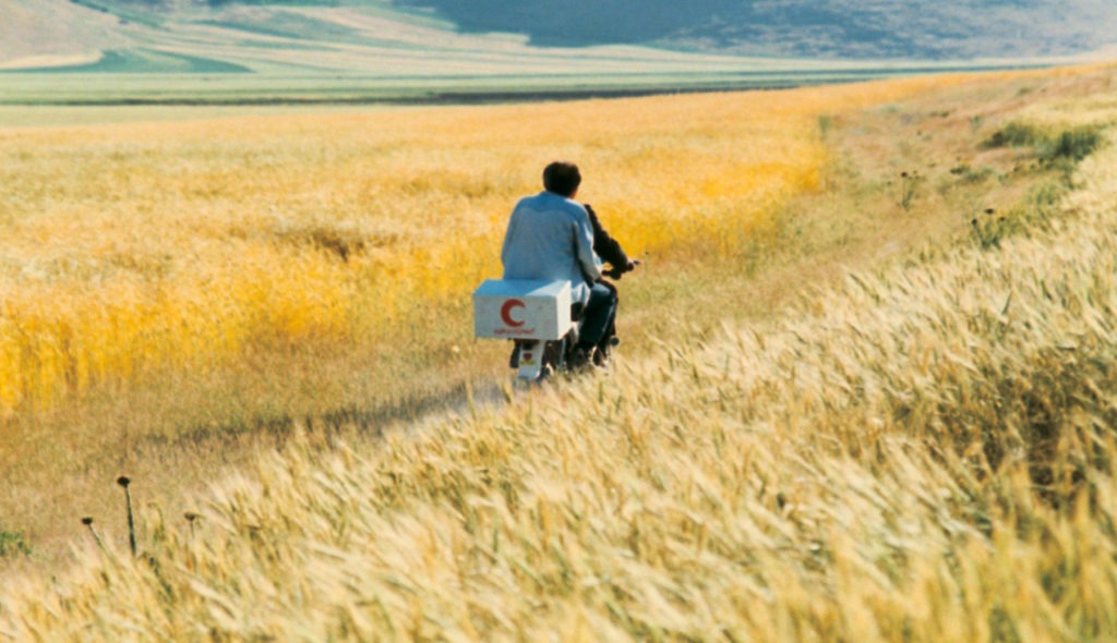 Fotograma de El viento nos llevará (1999) de Abbas Kiarostami.
