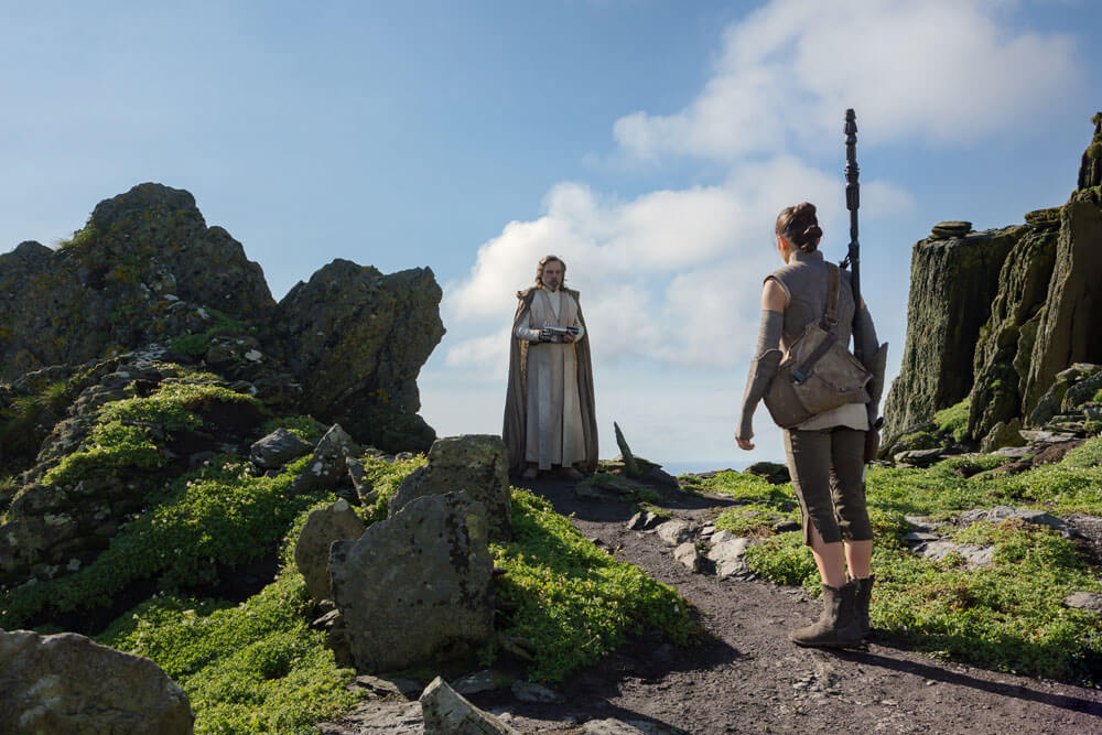 Rey se encuentra con Luke Skywalker. Fotograma de Star Wars: Los últimos Jedi (2017) de Rian Johnson.
