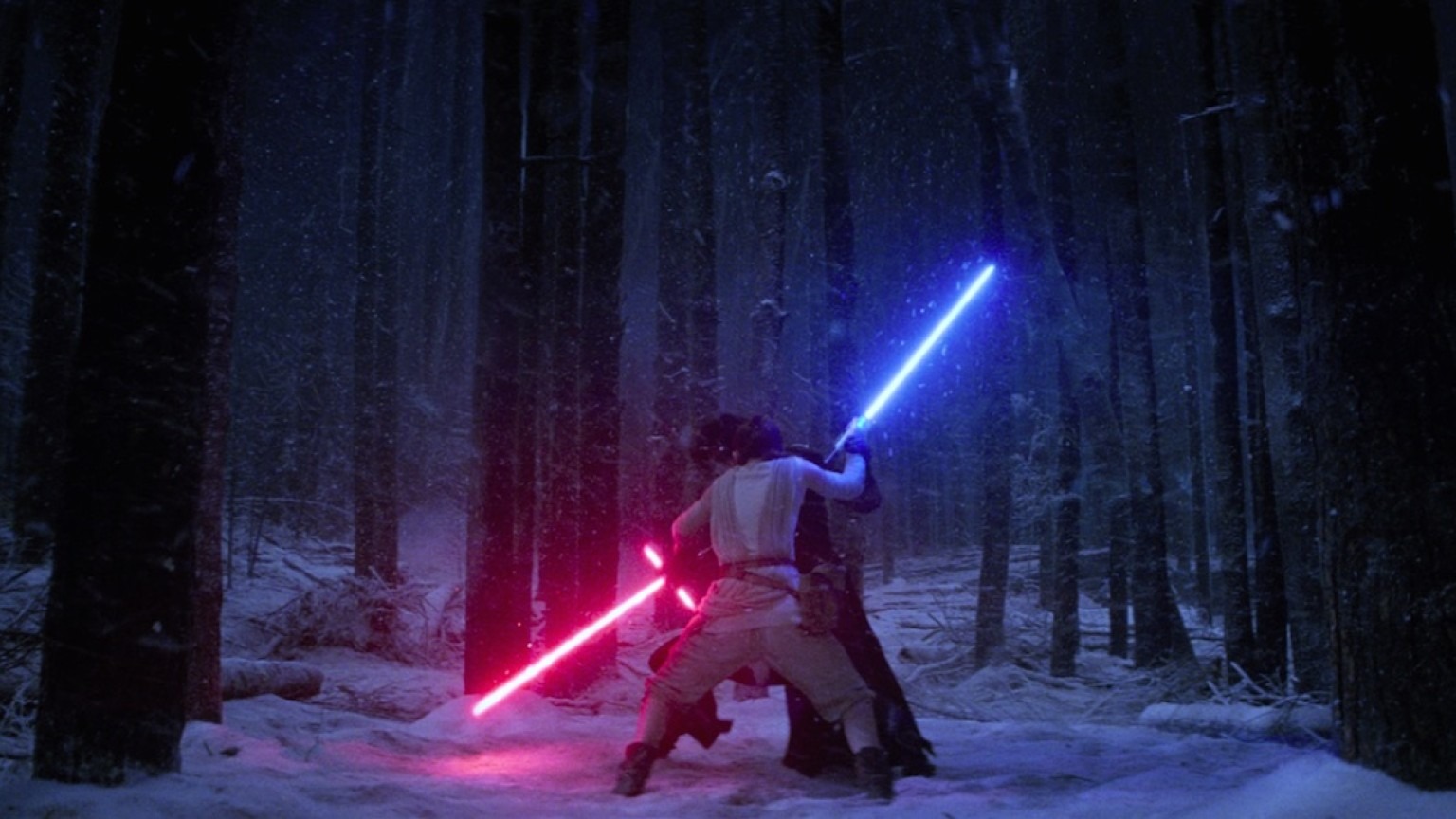 Rey y Kylo Ren luchando con sus espadas láser. Fotograma de Star Wars VII: El despertar de la Fuerza (2015) de JJ. Abrams.