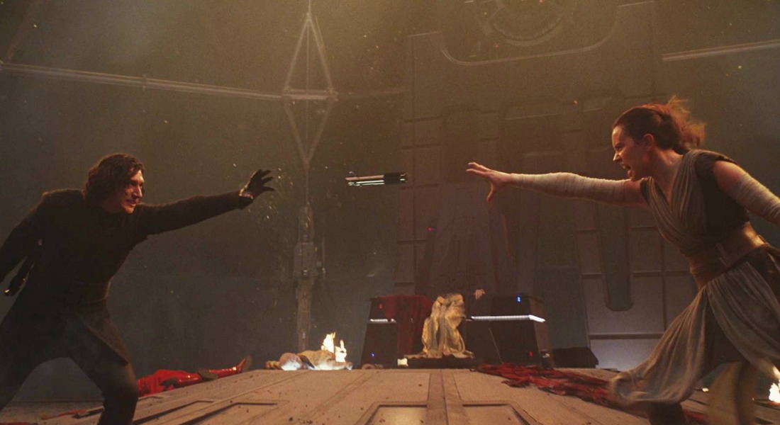 Kylo Ren y Rey pelean por un sable láser. Fotograma de 'Star Wars VIII: Los últimos Jedi' (2017) de Rian Johnson