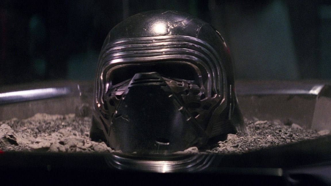 Casco de Kylo Ren. Fotograma de 'Star Wars VII: El despertar de la Fuerza' (2015) de J.J. Abrams