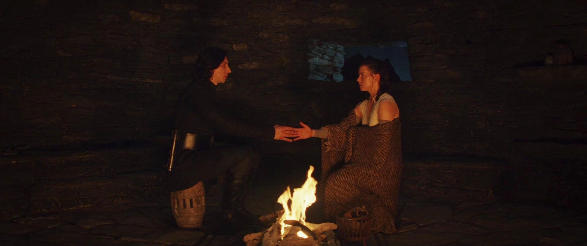 Kylo Ren y Rey sienten una conexión. Fotograma de 'Star Wars VIII: Los últimos Jedi' (2017) de Rian Johnson