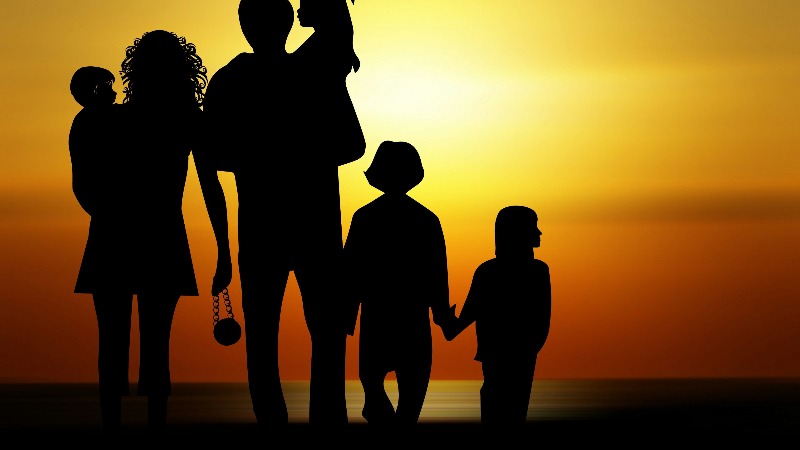 Una familia al completo disfruta de la puesta de sol. (Piqsels)