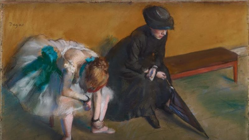La imagen expone a dos mujeres muy distintas, una de luto y una bailarina, esperando lo que parecen malas noticias.