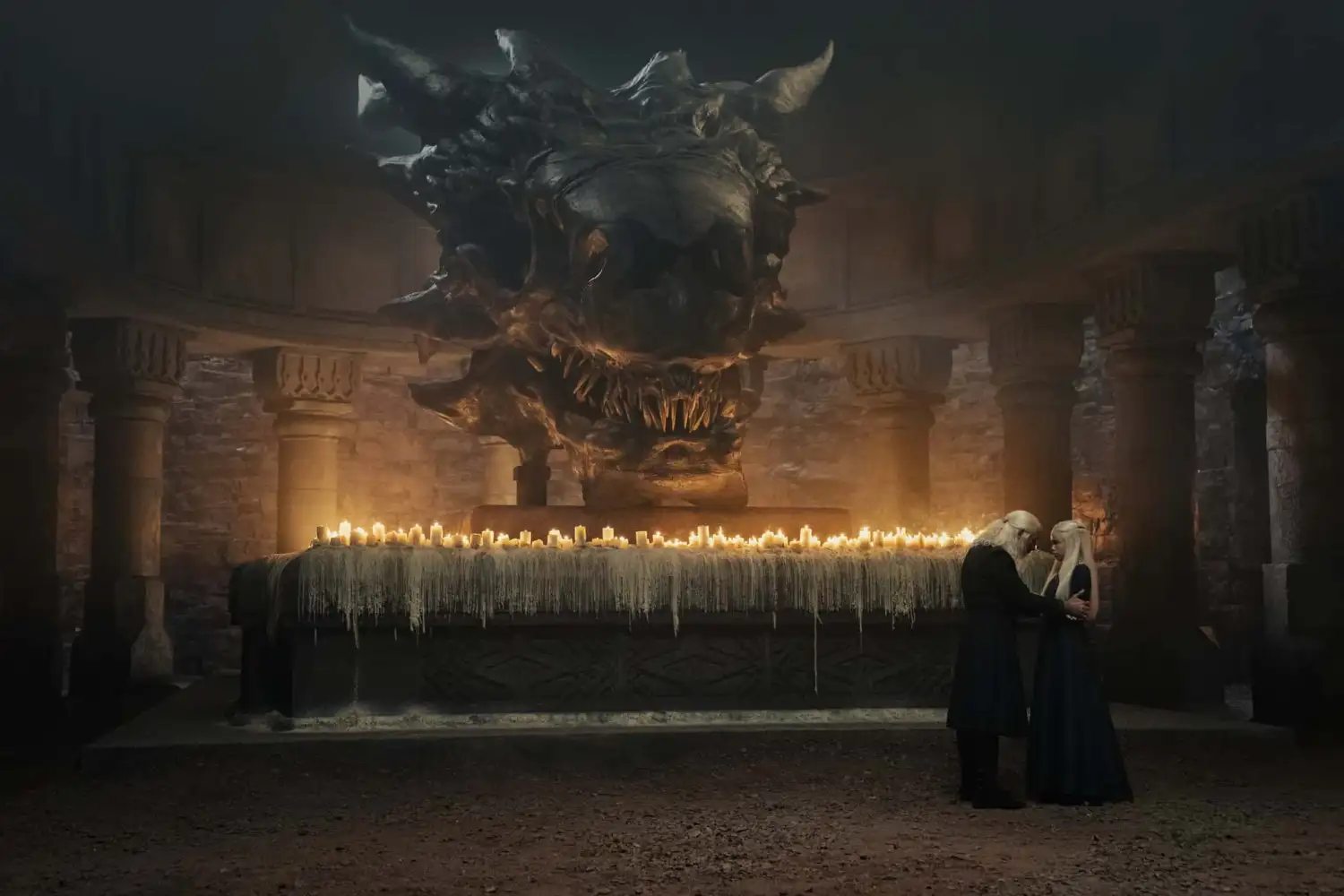 Rhaenyra y Viseris frente al cráneo de Balerion, fotograma de 'La Casa del Dragón' (2022) de HBO.