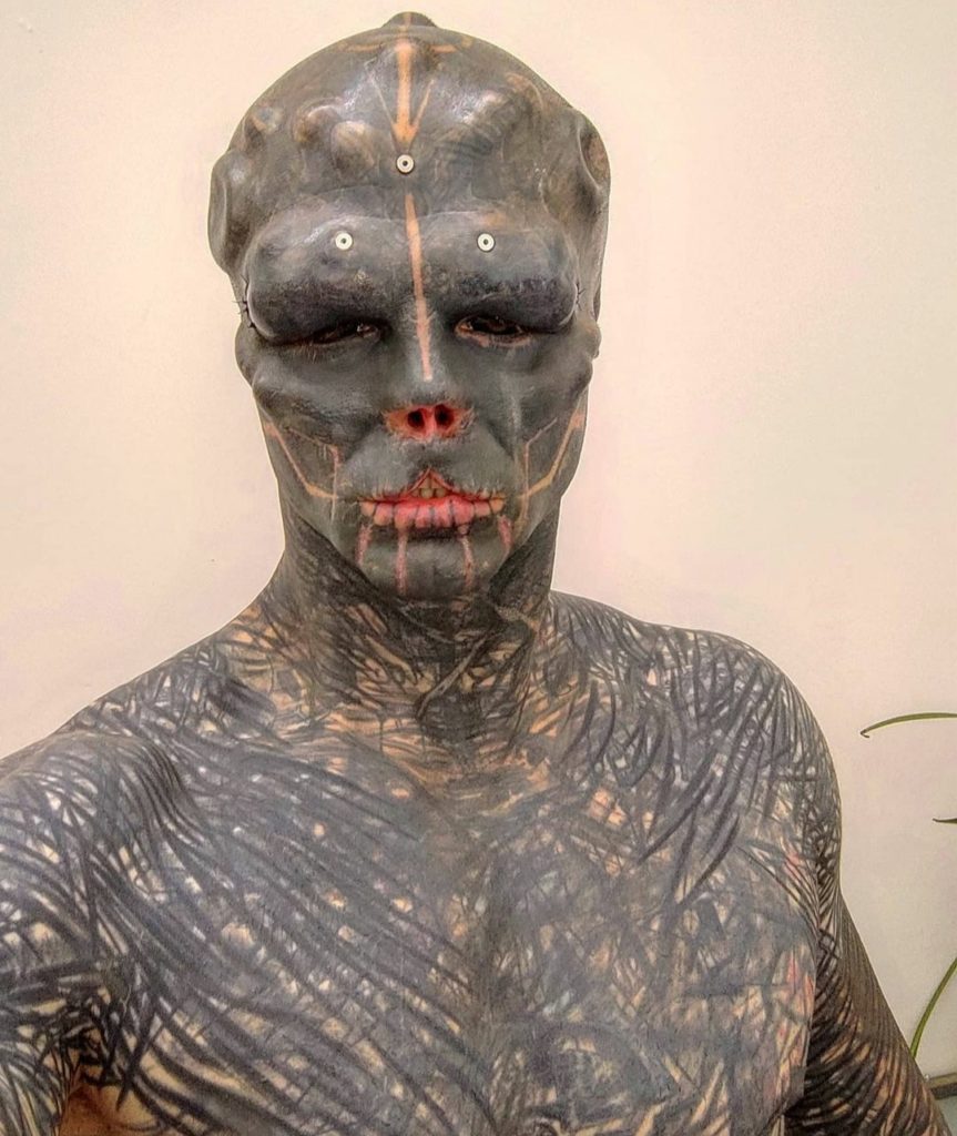 Black Alien Se Corta La Pierna