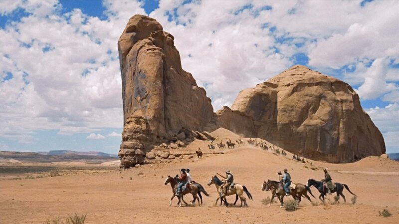 Varios cowboys cabalgan en una escena de "Centauros del desierto" (1956)